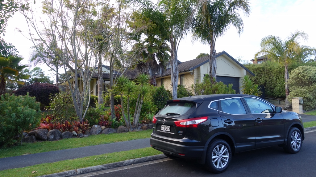 Unser Auto vor dem BnB in Haruru