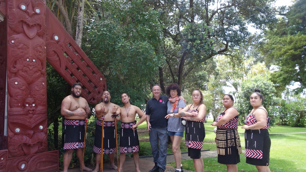 Coole Showgruppe beim Meeting House auf den Treaty Grounds