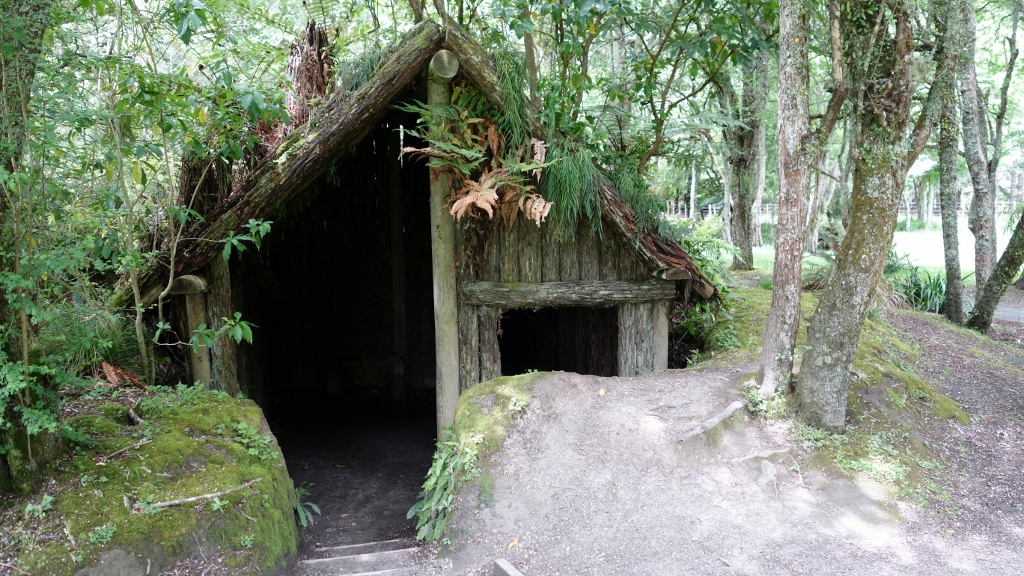 ein Maori Whare (Haus) bei den white and pink teraces